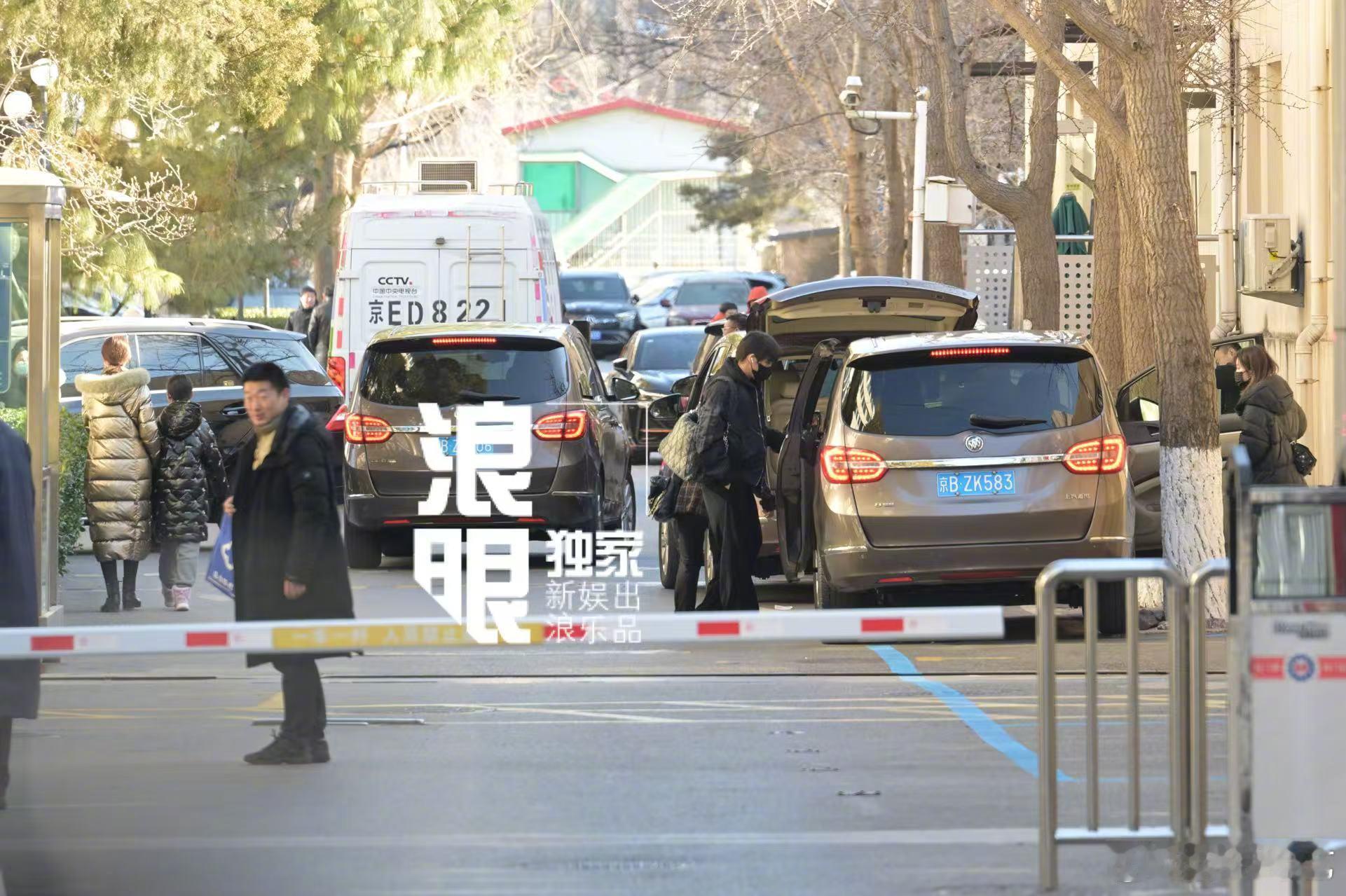 王安宇现身央视春晚第二次联排  现身央视来参加蛇年央视春晚第二次联排，期待老王哥
