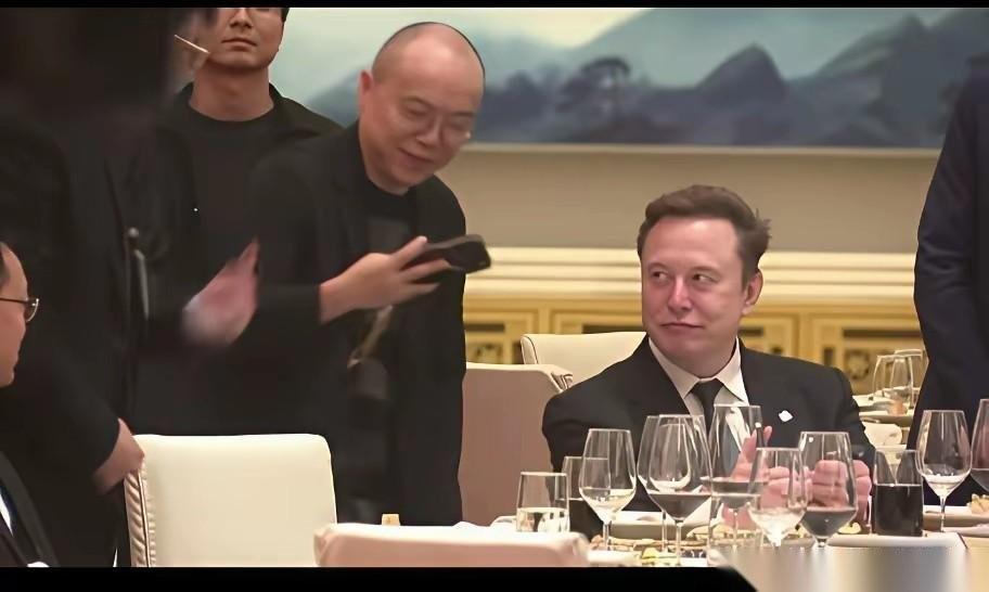 在5月14日招待特朗普的晚宴上，坐在马斯克身旁的这个女子，显得格外从容。她没像旁