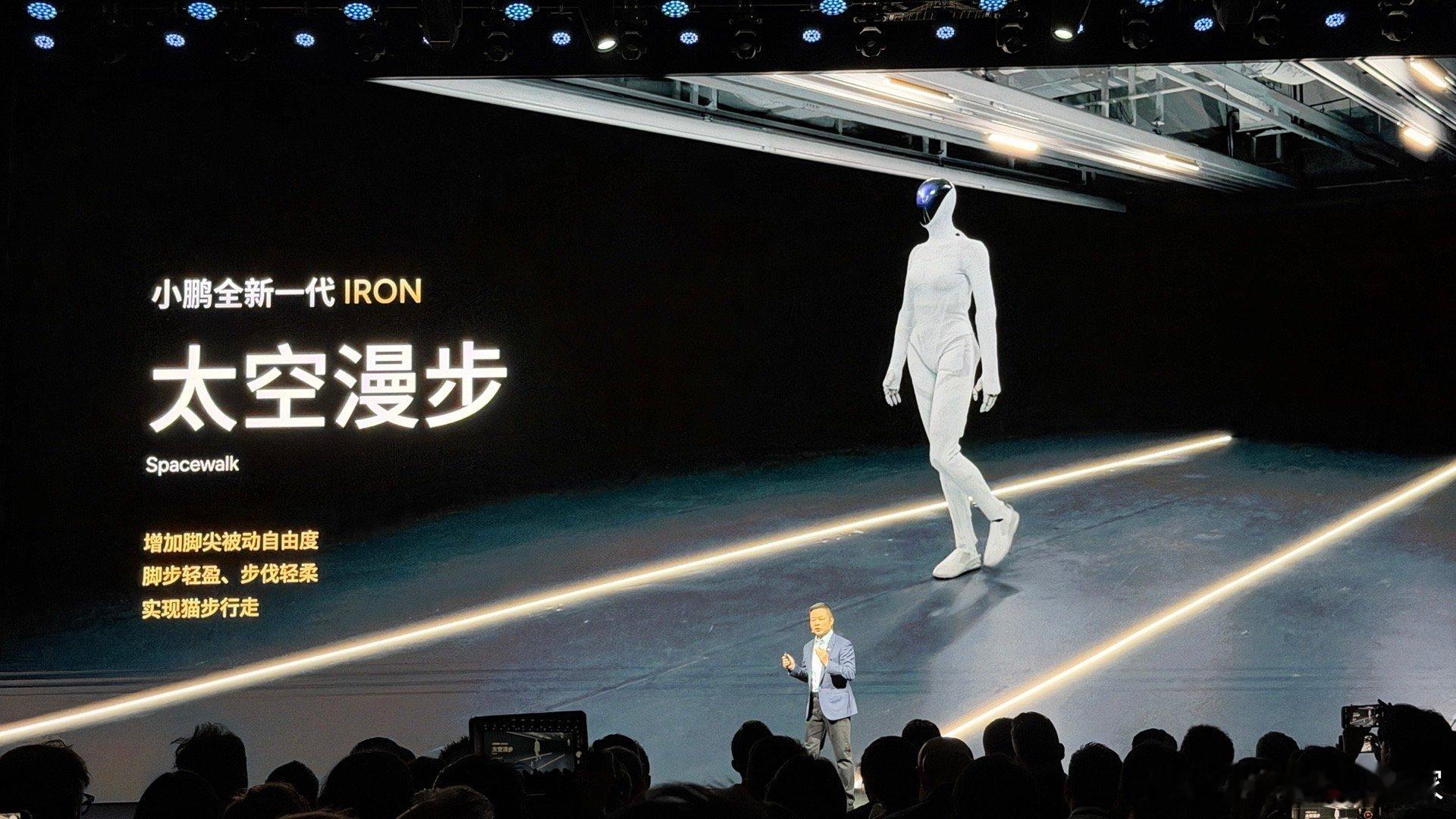 机器人为什么要做胸？配重么…[无聊] ​​​