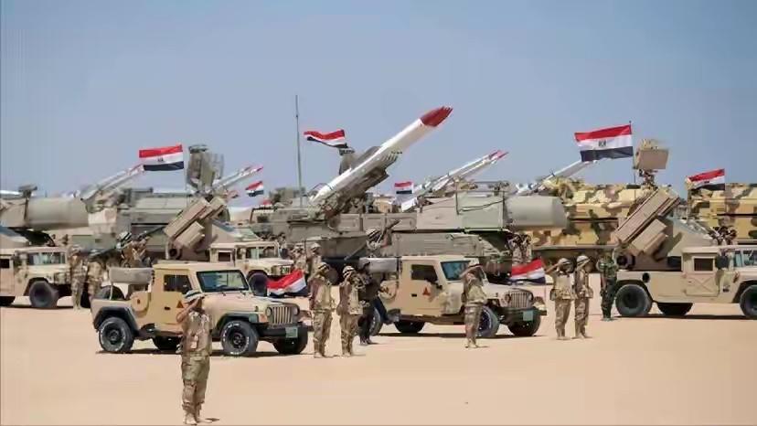 埃及贴脸以色列，搞大规模军演，距离边境隔墙仅100米，以方反对无效！中东边境局势