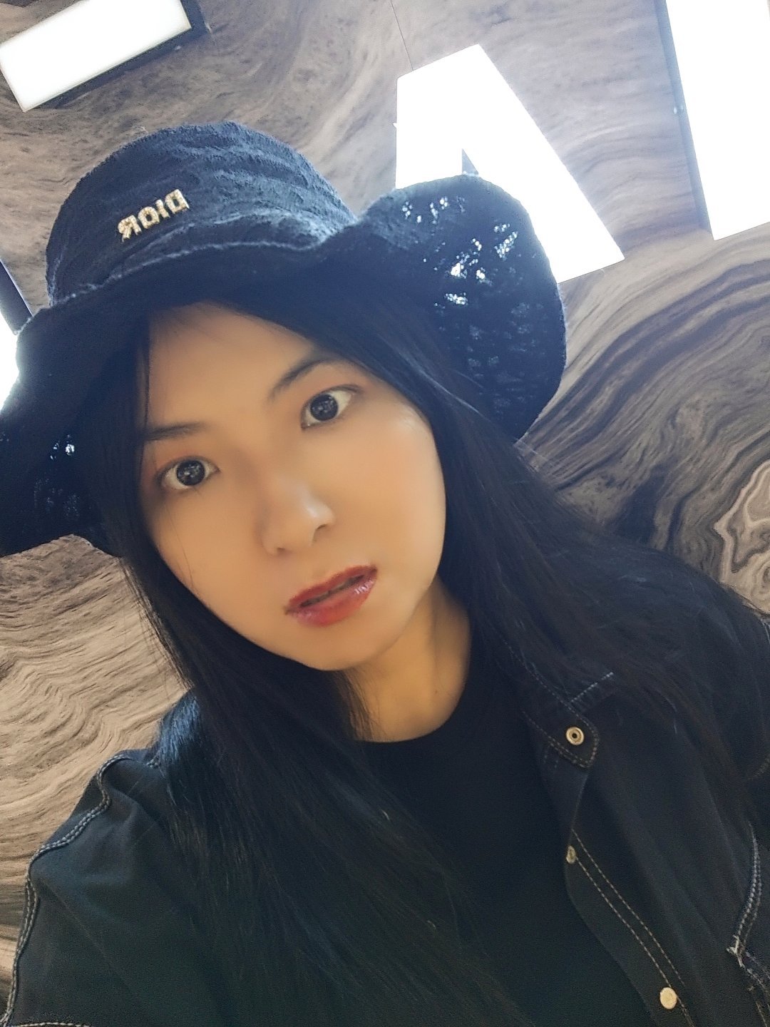 🖤★审美冲击梗：冷白皮鹅蛋脸往红毯一站，泰娱摄影师的快门直接焊死在手上，连修图