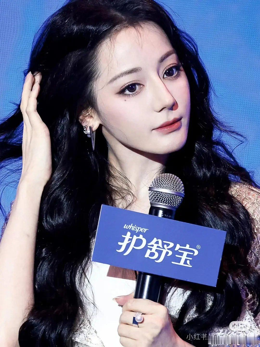 不知道的还以为迪丽热巴去代言珠宝了 这气质真的绝了 ​​​