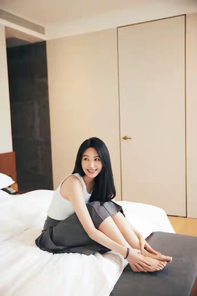 演员李菲儿光脚丫写真，清纯动人

床上的午后时光，笑容比阳光更甜。宅家也能拥有