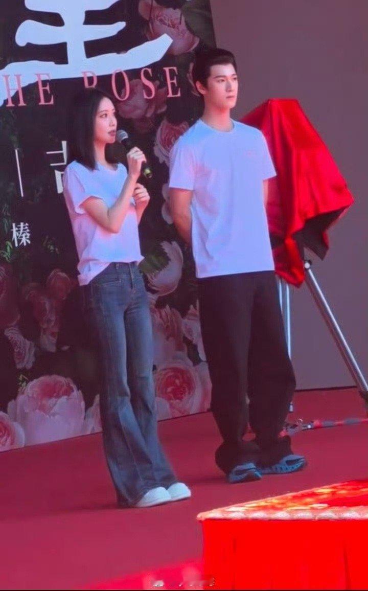 极致浓颜和极致淡颜的搭配 ​​​