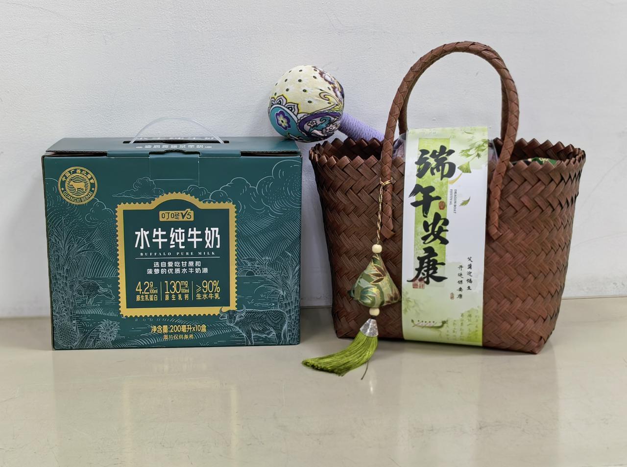 公司发了端午节福利～

8个粽子，4颗咸鸭蛋，
一箱定制款纯牛奶，
还有一个“锤