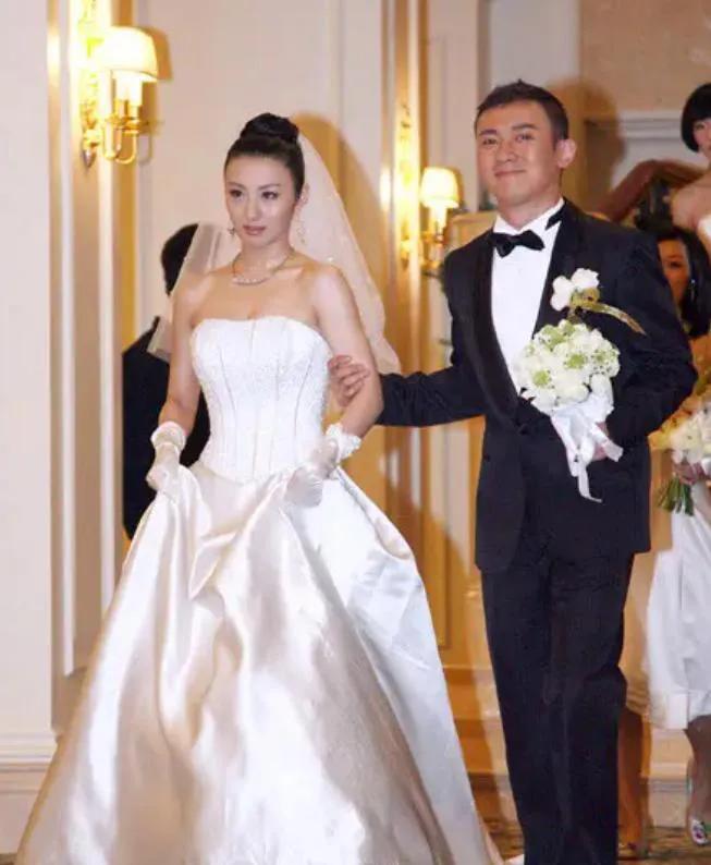 2008年9月，聂远在北京五星级酒店迎娶王惠，是他从影以来最张扬的一次。
这场隆