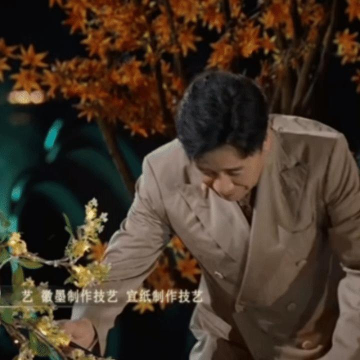 于和伟一首团圆听哭了温柔且有力量的舞台！于和伟以歌寄意，以词抒怀，将对生活的感悟