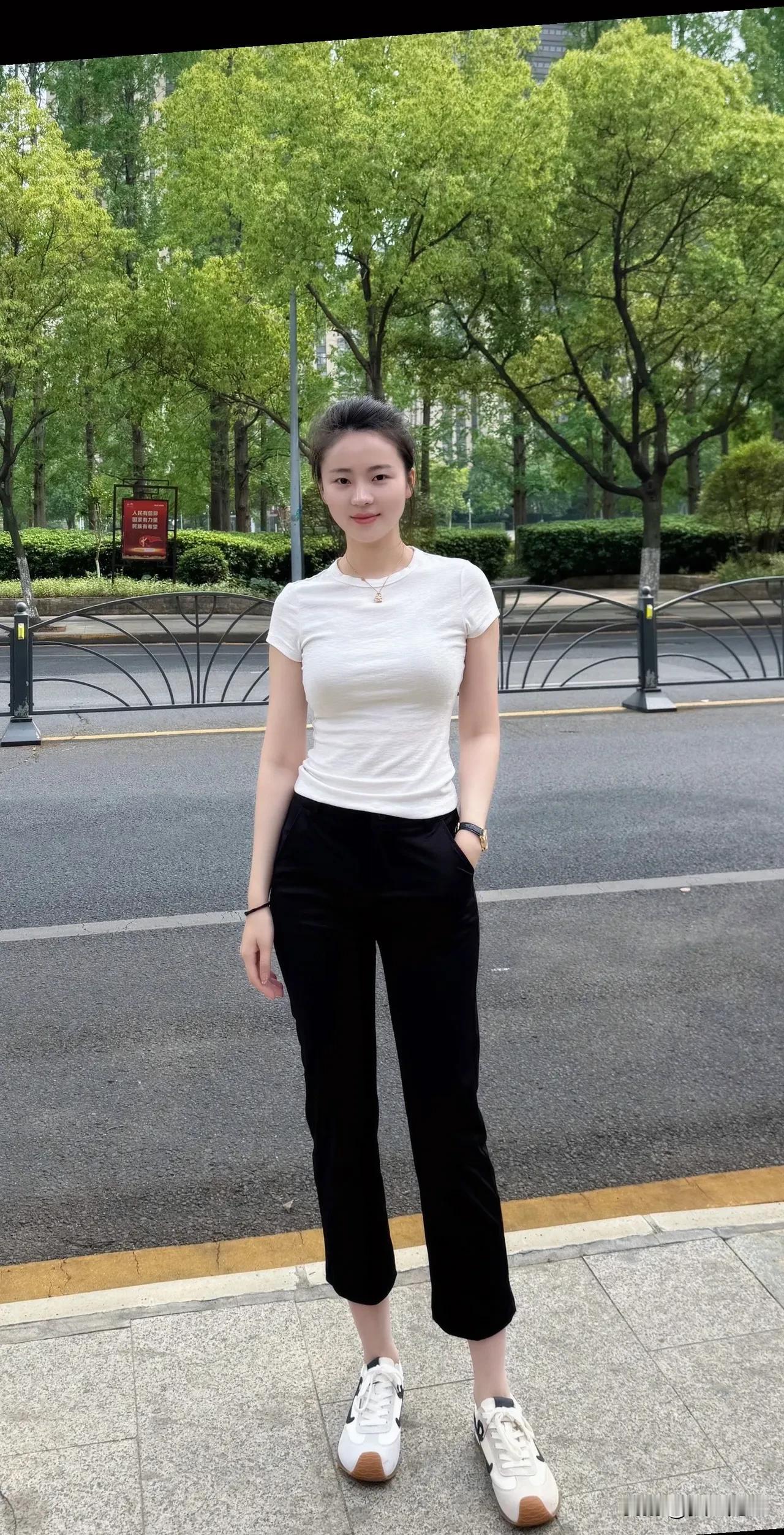 绿树阴中人影长，白衣飘飘步履轻。