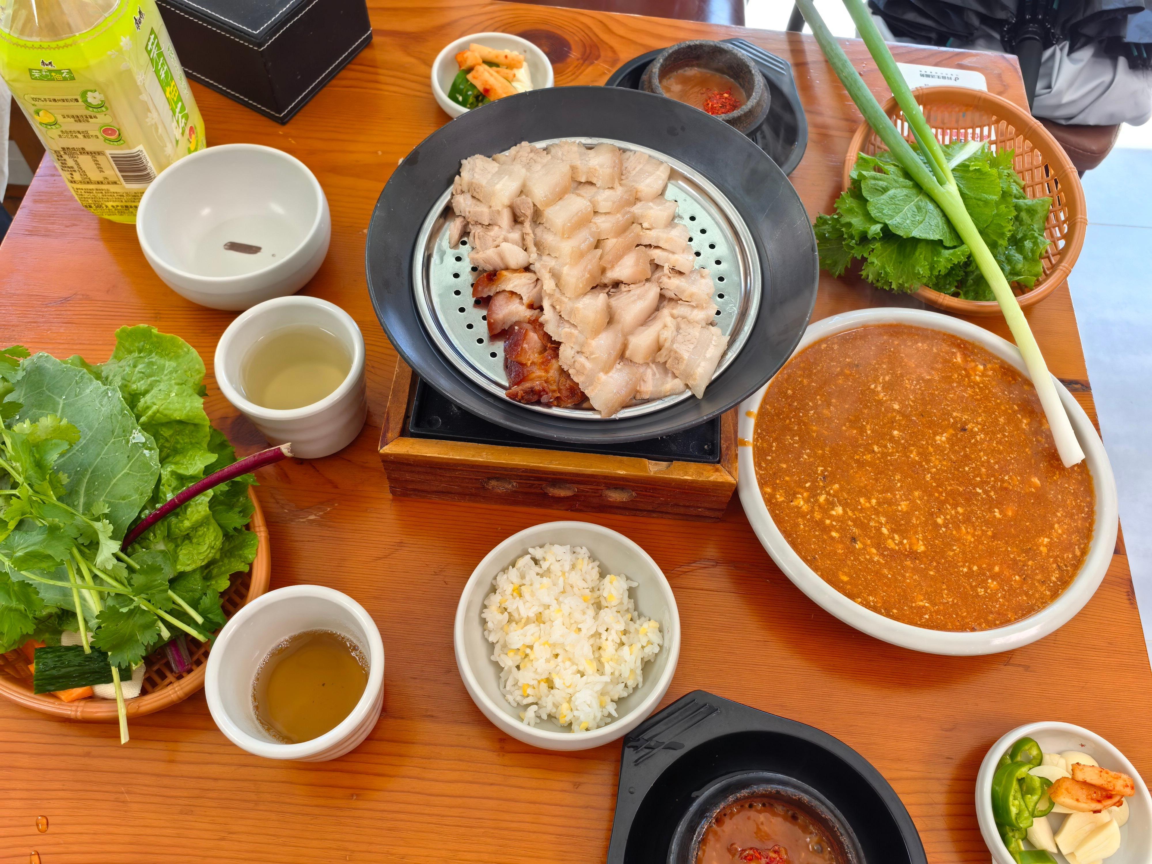 在延吉最喜欢的就是这个肘子五花肉包饭了[嘻嘻] ​​​