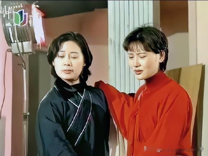 这是徐派名家钱惠丽与王派名家单仰萍的《梁祝》排练现场。虽是排练，两位演员唱戏时的