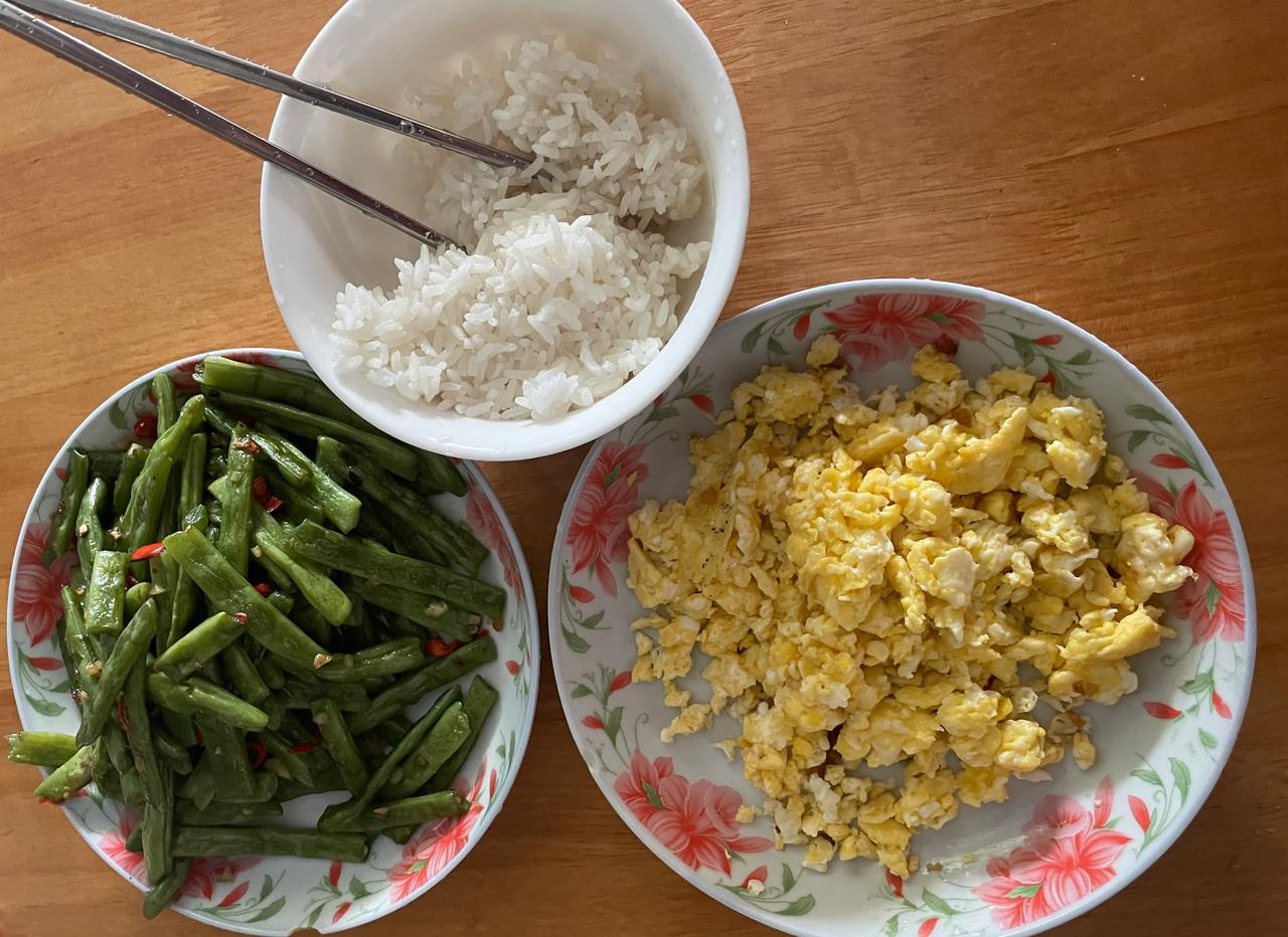 这是我的午饭，一盘清炒四季豆和一盘炒鸡蛋，简简单单的一餐。
炒四季豆只放了辣椒、