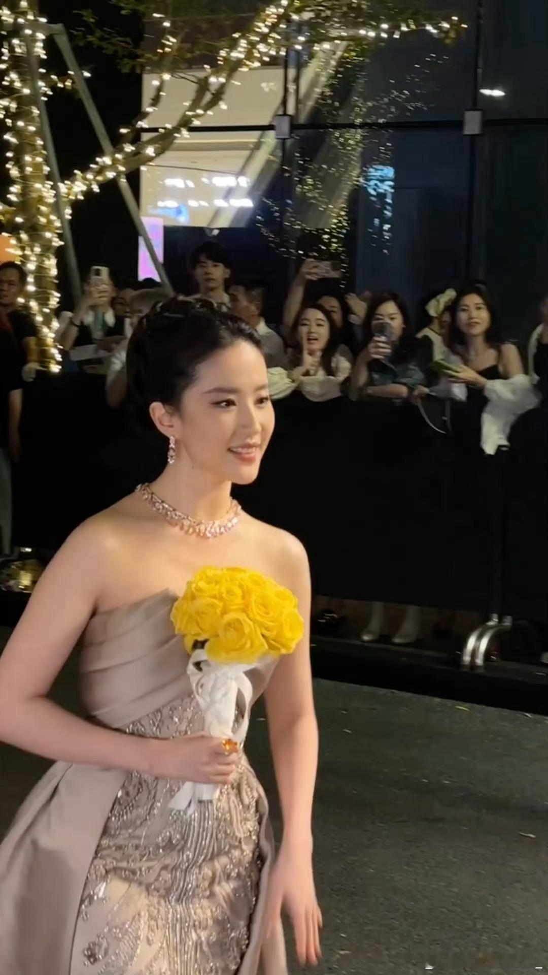 #刘亦菲压轴##刘亦菲[超话]#压轴出场刘亦菲！这一套真的超级好看啊啊啊啊特别符