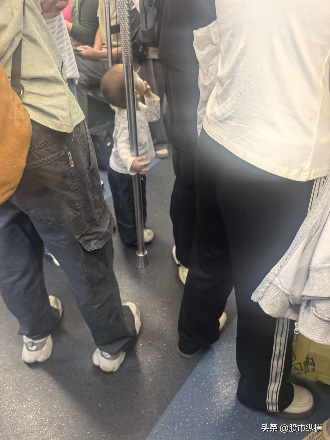 深圳目前人文素质真是感觉越来越低！之前的尊老爱幼这几年荡然无存，多次坐地铁遇到小