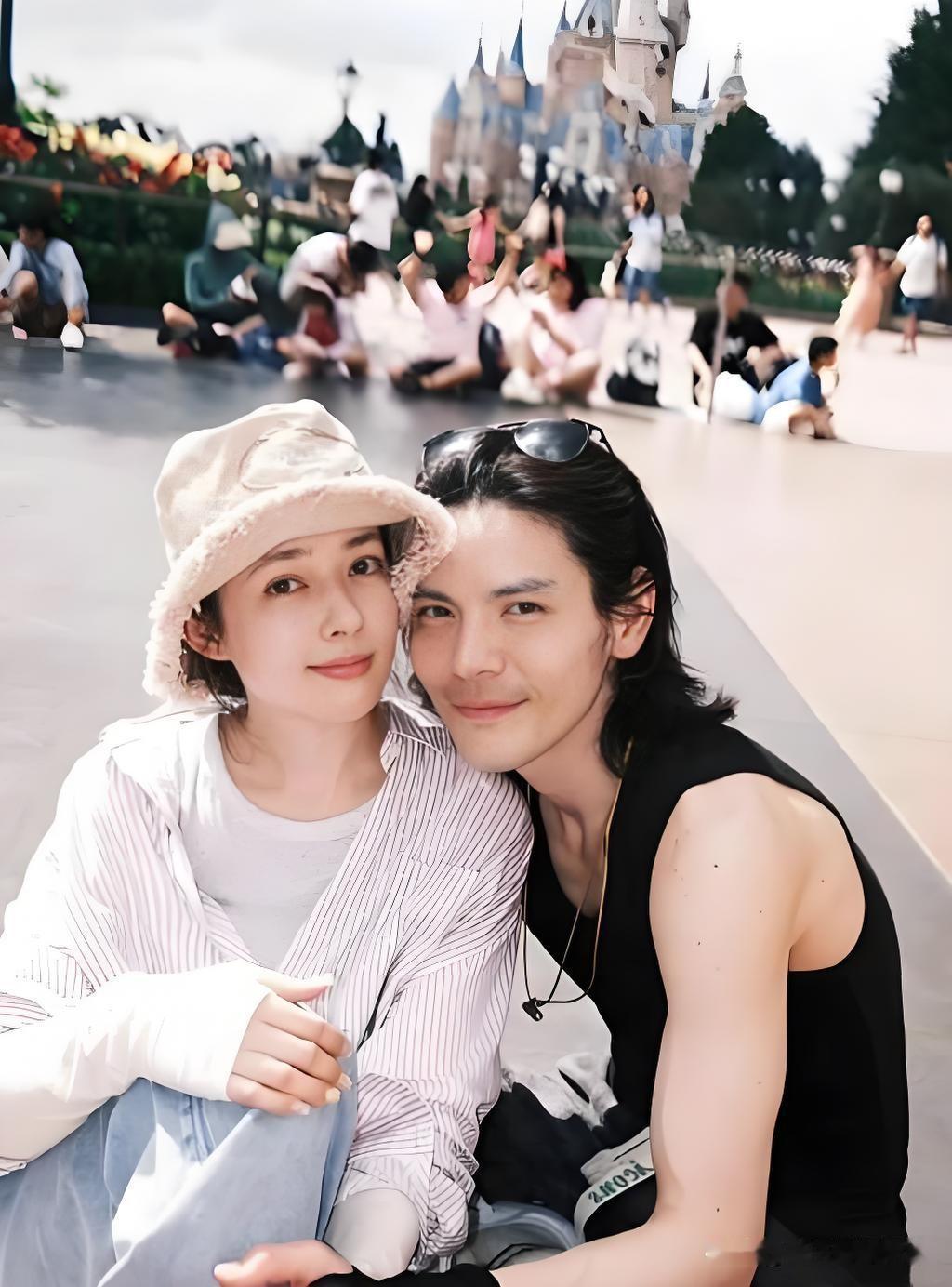 向佐一家现身珠海长隆度假区，被游客偶遇拍下画面。50岁的郭碧婷素颜状态松弛，长发