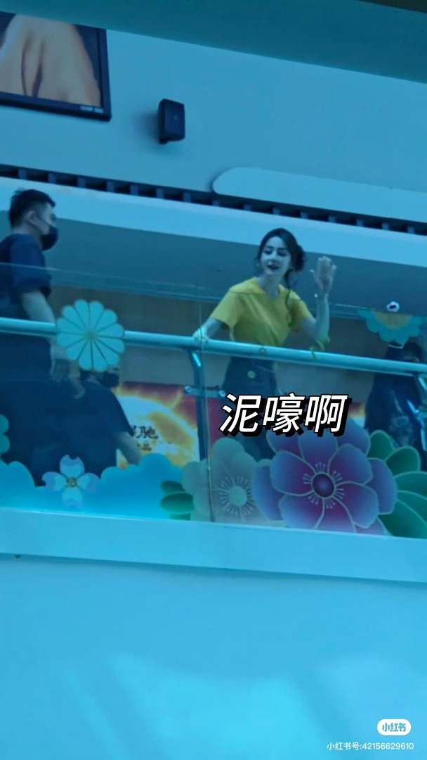 啊啊啊今天路演是黄色衣服 而且今天发型也好可爱 