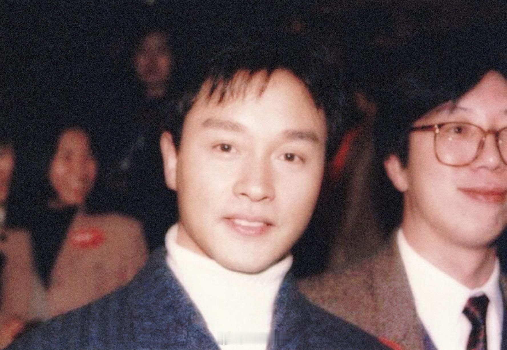 张国荣[超话]搭乘花絮去幕后 天渐凉，记得适时添衣，暖暖哒——穿白色高领毛衣的L