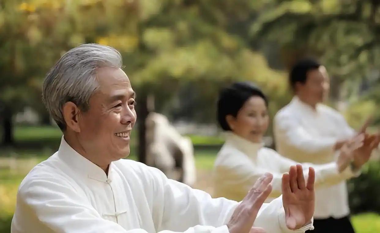 总以为长寿靠基因？那可大错特错了！研究追踪1545名80岁以上老人发现，后天健康