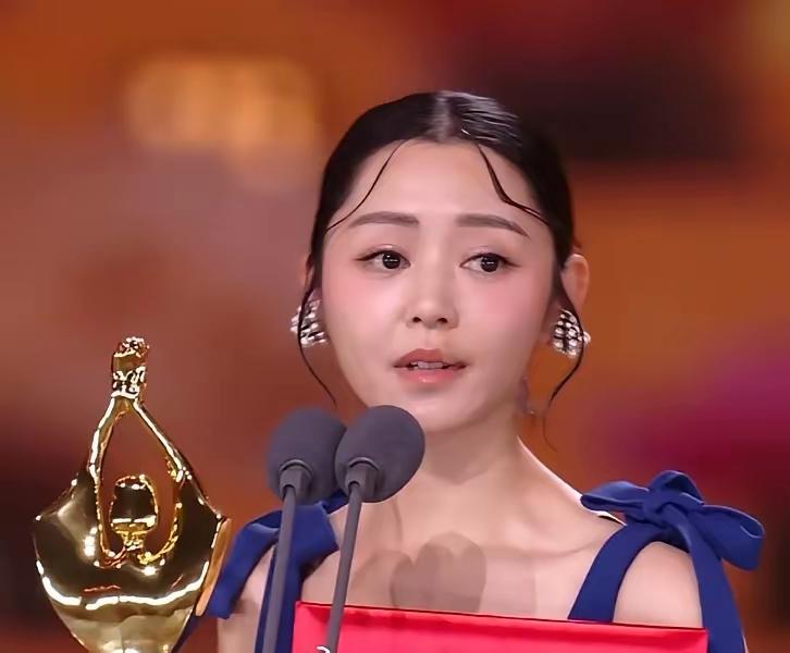 这位演员算不上非常漂亮，
这刘海留的感觉怪怪的，不好看。
也许是非常有实力，
所