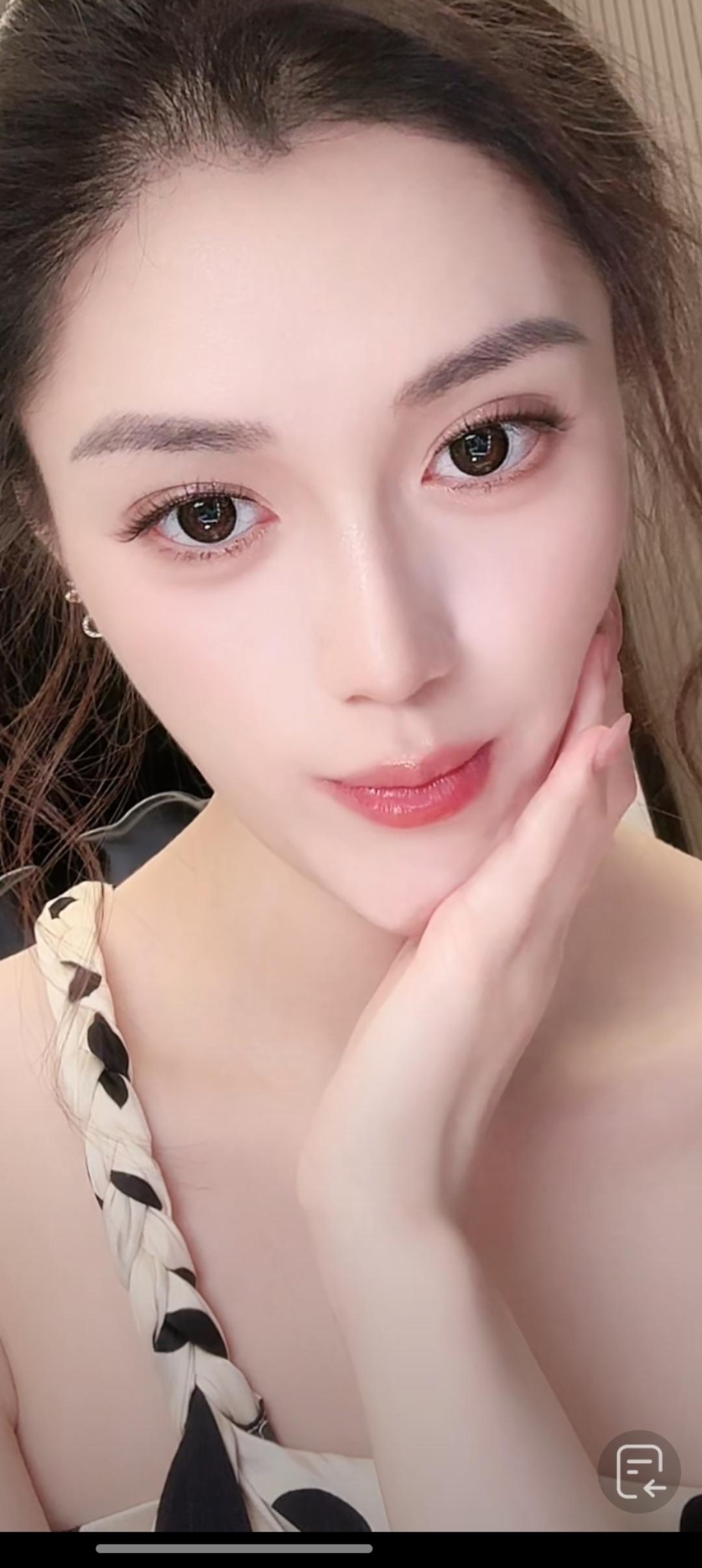 这位小姐姐好温柔，微笑好甜！