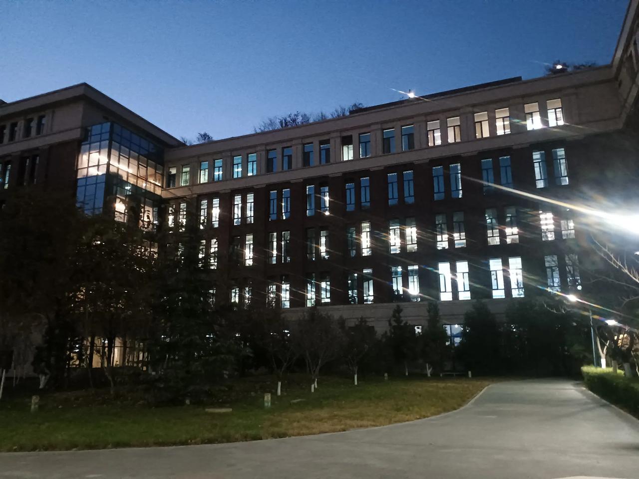 周末的晚上，西安交通大学研究生院的实验室里灯火通明。这里汇聚了两万多人，天下英才