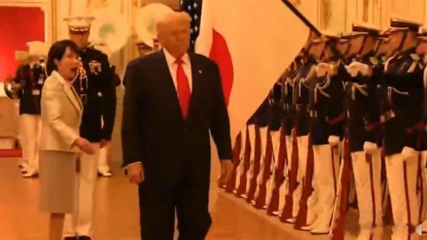 凤凰新闻【尴尬一幕：特朗普径自走过日本国旗未鞠躬，高市早苗一脸惊讶】来自​​​