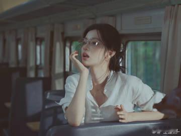 王楚然高智文艺学姐王楚然白衬衫眼镜杀姐姐，耳机分我一半嘛。王楚然这组白衬衫眼镜造