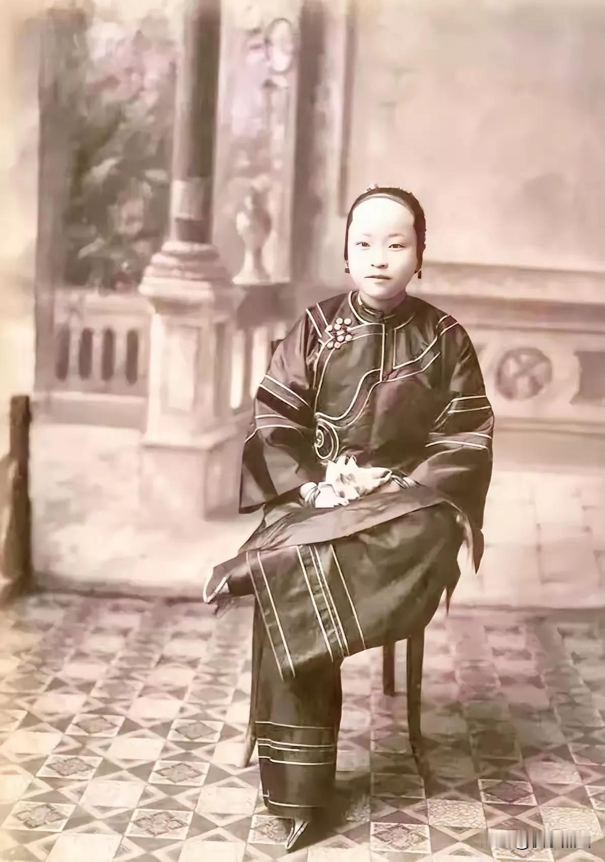 一张历史老照片。
这是一张晚清时期，一个裹着小脚的大家闺秀，照片中看，不算漂亮，