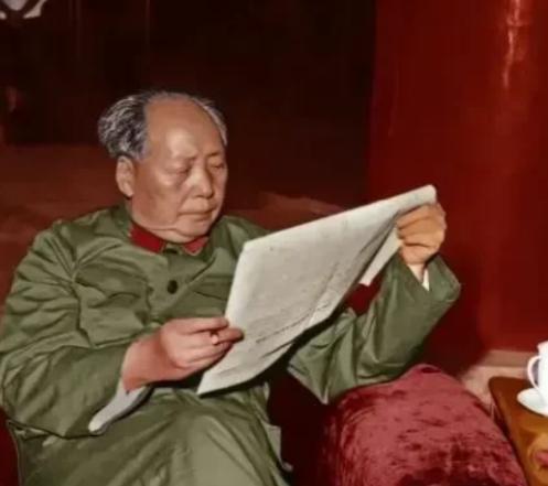 1950年，毛主席正在拆阅群众来信，其中一封信来自无锡，署名为“吴启瑞”，毛泽东
