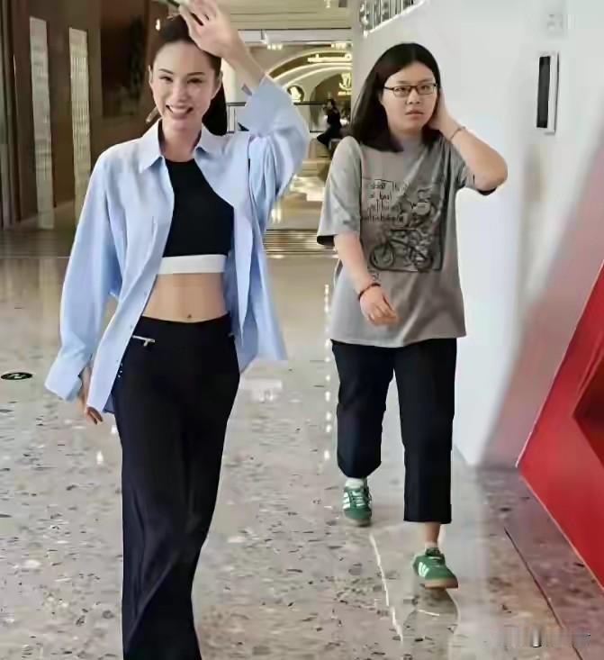 李若彤这状态真是绝了！

刷到她最近的健身视频，58岁的人腰部紧实，没有一丝赘肉