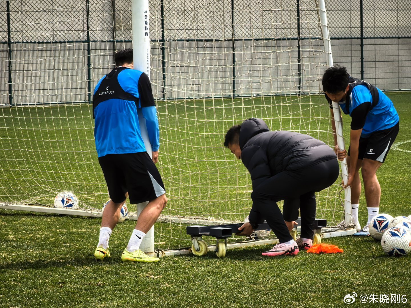 上午队内对抗赛，我和闯哥一人选一组。一个不小心拿下他们，输得抬门