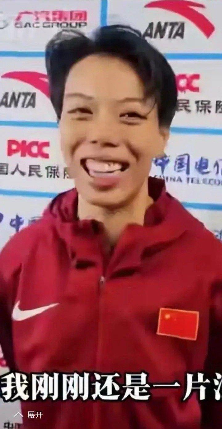 她，貌不惊人，没有吴艳妮和夏思凝的光彩艳丽。她，默默无闻，名气不及吴艳妮和林雨薇