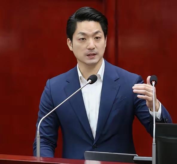 蒋万安一句“我是台湾人，台湾的民众”，瞬间引爆两岸舆论，背后藏着的算计，比表面话