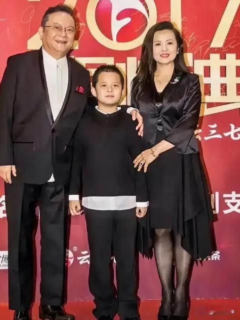 77岁的王刚，60 岁的时候得了一子，本以为晚年可以安享清福，没想到现在 17 