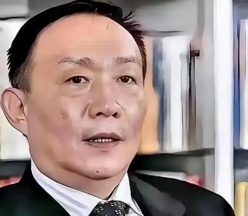 最狠的间谍，不偷你的情报，也不策反你的人，就像有人进了你家，不偷钱不抢东西，却帮