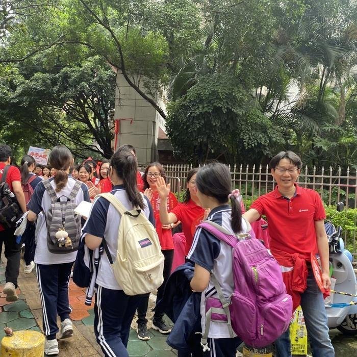 为圆丈夫大学梦妻子公益助考4年热气腾腾的包子铺，是善意出发的地方。毛艳辉将丈夫的