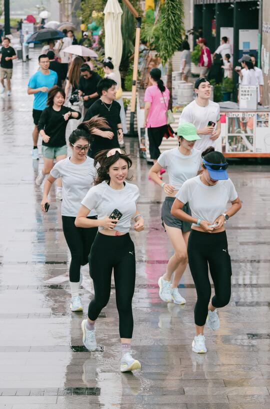 跑着跑着下暴雨了