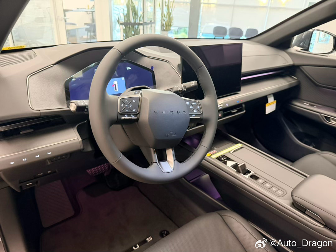 雷克萨斯现在展厅里几乎清一色都是 NPC SUV。想当年还有 LC500、RC 
