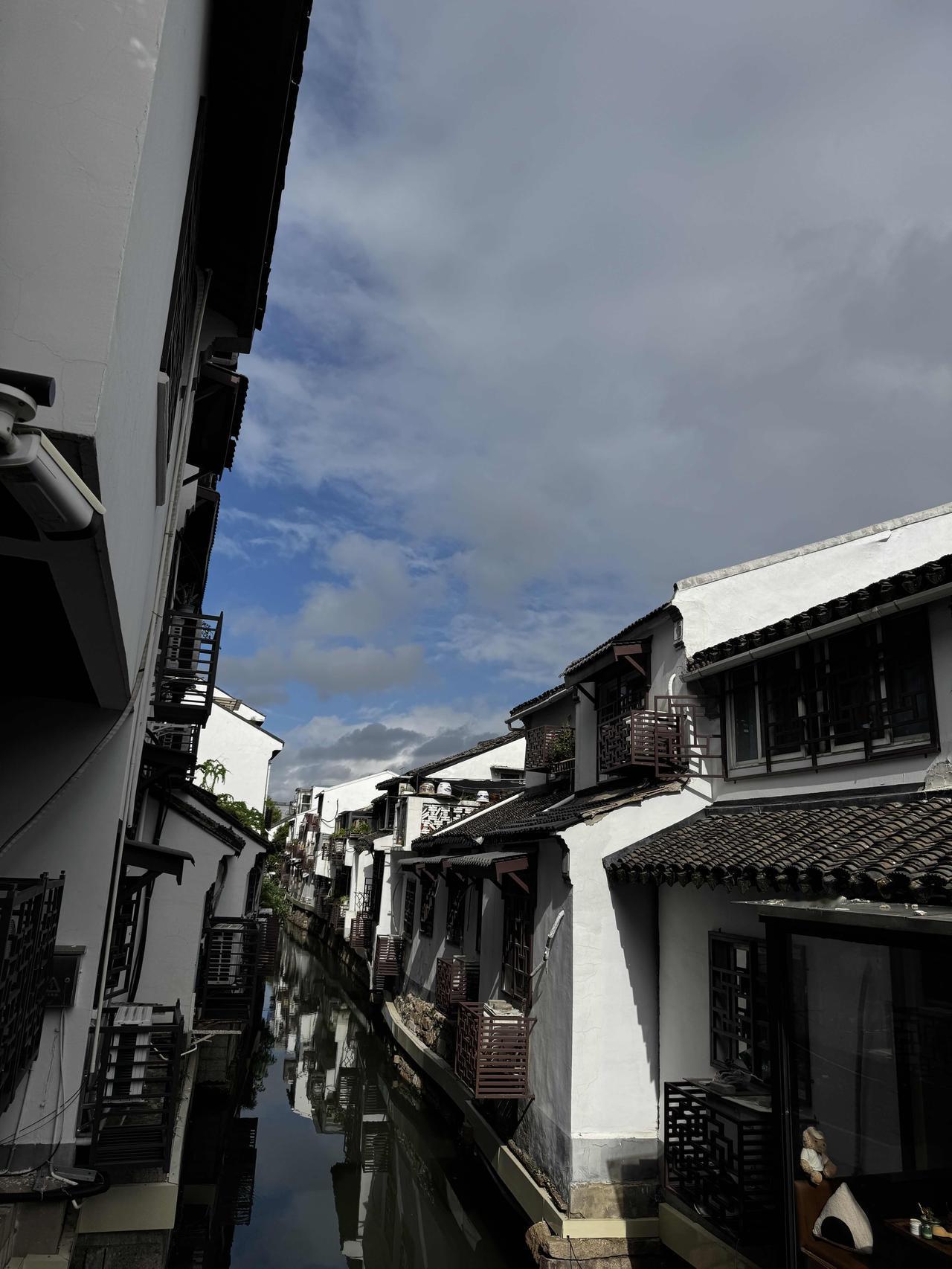 分享一下你随手拍下的照片白墙黛瓦枕着悠悠流水，云天倒映河面。漫步姑苏水巷，感受江