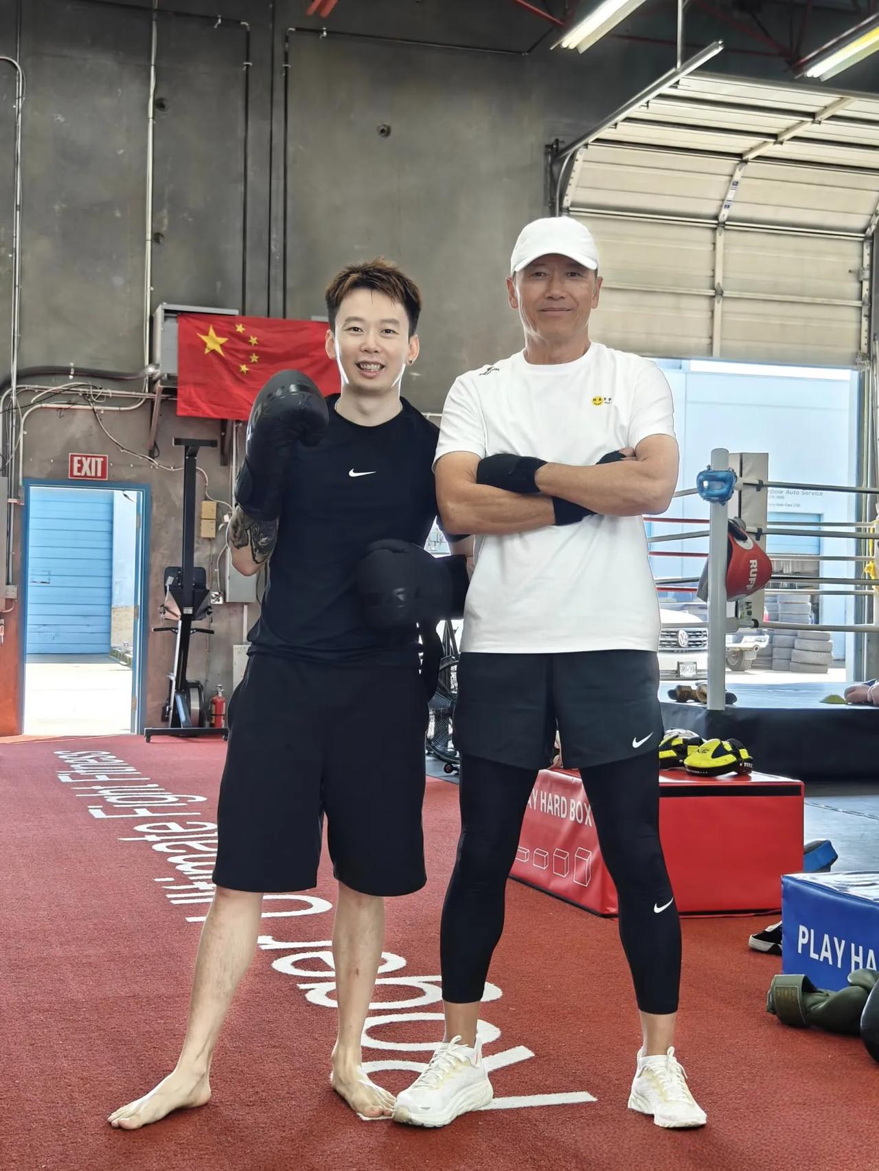 67岁苗侨伟在温哥华一家健身馆练拳击，他的状态太好了，身材不发胖，整个人很健康，
