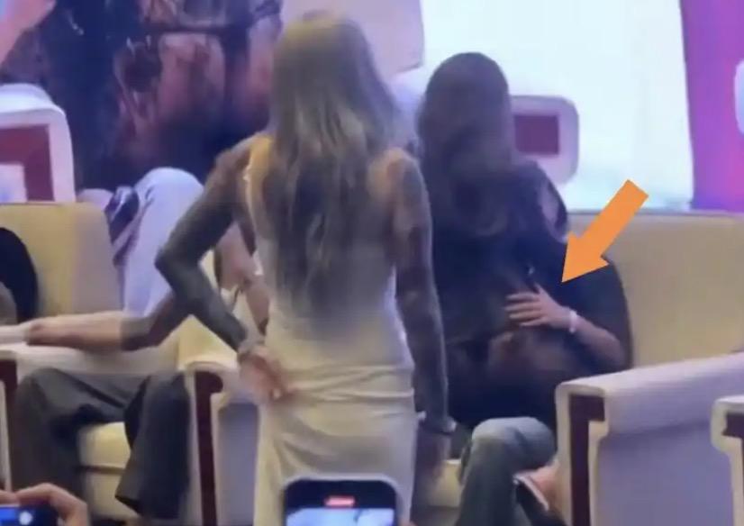 原本社会对纹身就存在刻板印象，而女子在纹身展上对着评委，做出不雅动作的行为，无疑