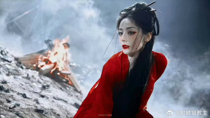 迪丽热巴内娱女鬼天花板迪丽热巴女鬼人设太带感白天是人间小白兔贺小小，蜷缩姿态步履