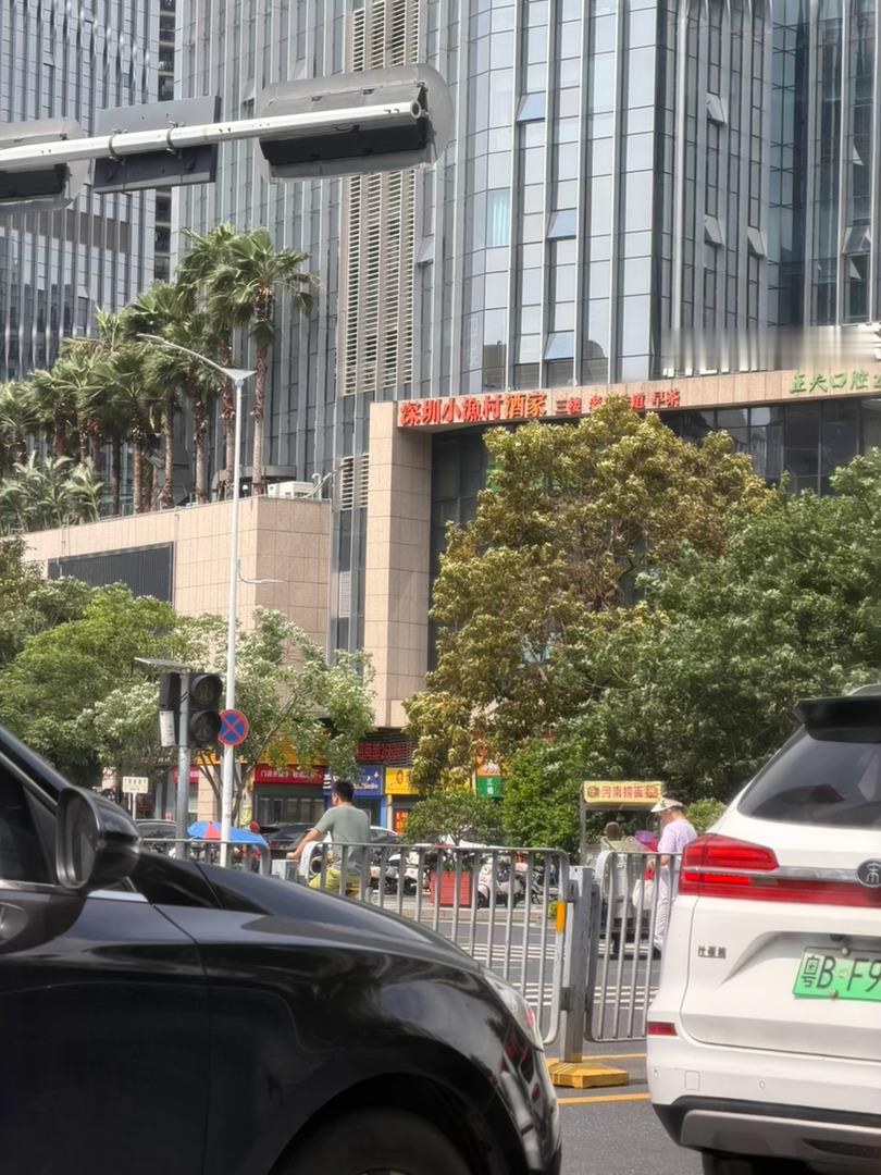 广东湿到冒泡 不仅是到冒泡…也快热到冒泡啦今天真的好热…在外面呆一会，直接汗流浃