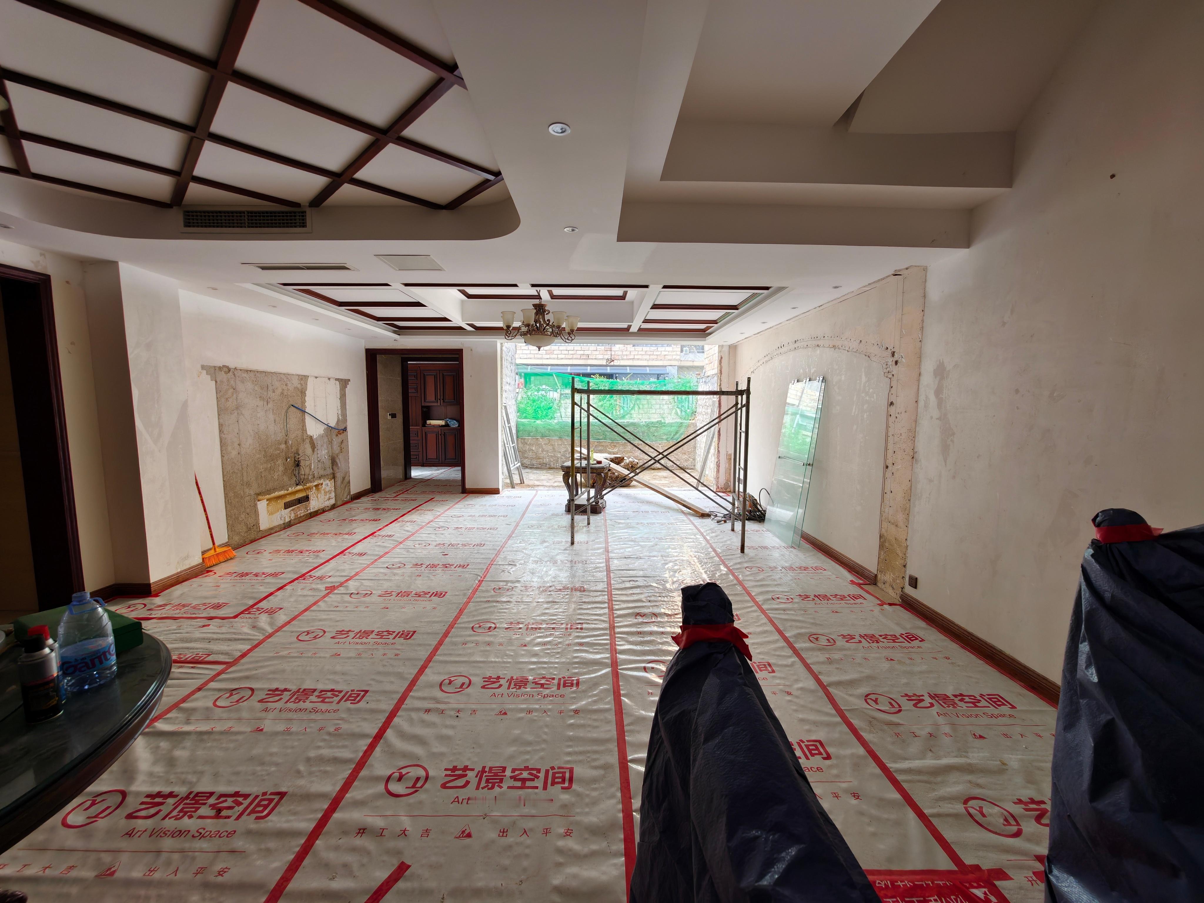 今天去看了一下装修进度，客厅改造了一下，超级大，目测100吋电视都小了[流鼻血]