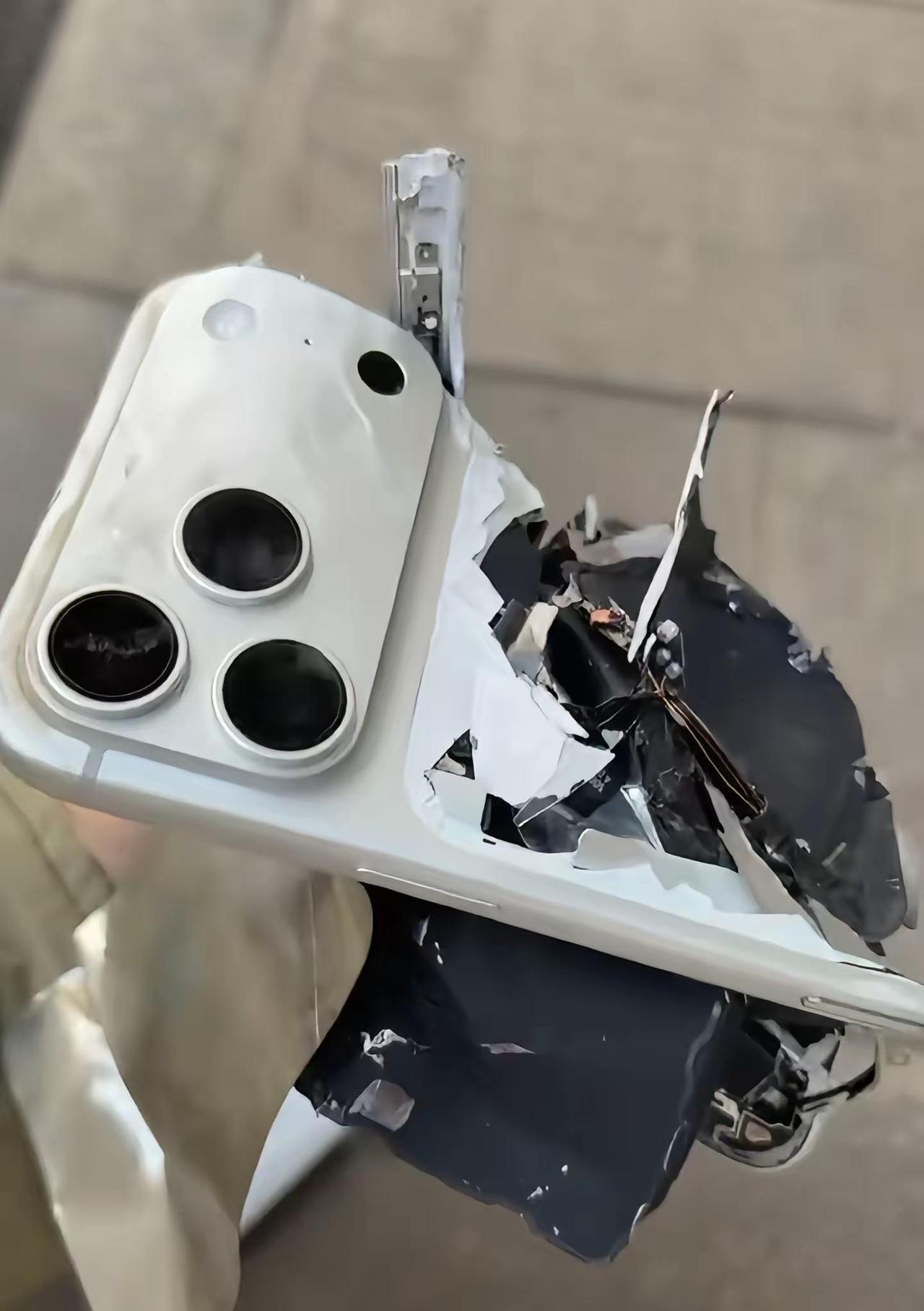刚买的17pm虽然摔得稀巴烂 但是我转念一想 我终于可以用付航这条语录了
