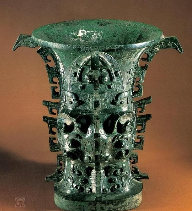 1975年，一顶铜樽正要被送往日本展览，装箱前，专家马承源出于热爱，伸手在内部摸