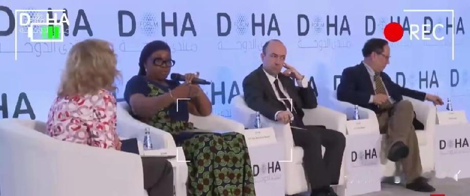 2024年底多哈论坛的辩论现场，一位津巴布韦学生带着满脑子西方话术，当众质疑中国