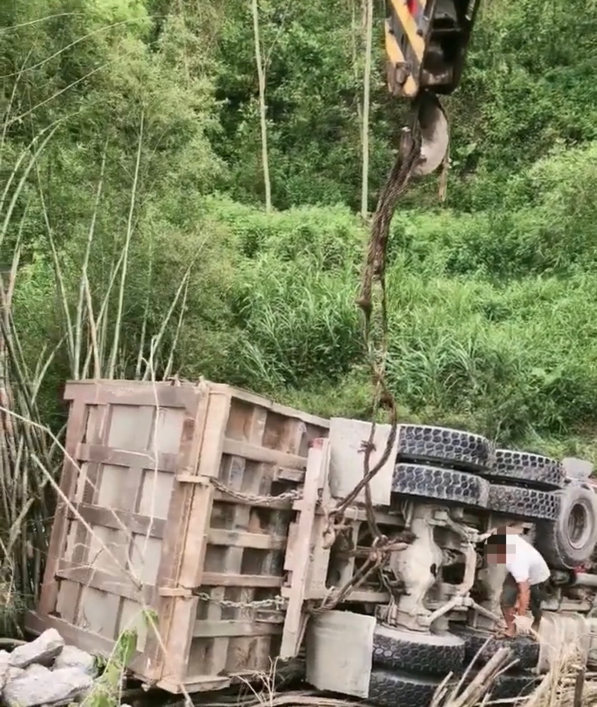 近日，网友反映：玉林六塘村路段大货车侧翻在路边沟坡。司机被困，有关部门过来救援！