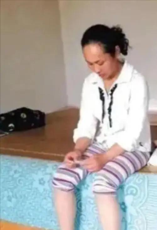 1994年，一名18岁的女孩被人贩子以2700元卖给了一位放羊人，洞房当晚，女孩