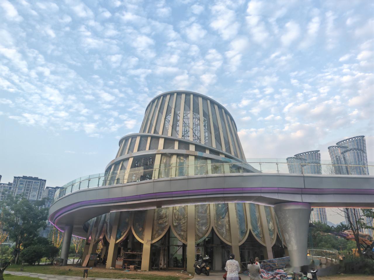 这样施工置百安全何地！位于Epk公园就是正对宜宾市民中心的那个小笋子，最近在喷漆
