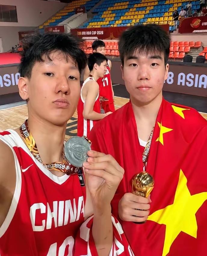 恭喜！中国U18男篮创记录了。
此次U18亚洲杯，中国男篮夺得亚军，张懿赵杰更是